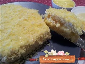 Torta mimosa con panna e ananas