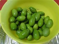 olive schiacciate e condite immagine 1