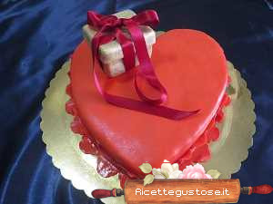 torta decorata forma di cuore