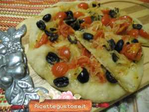 Pizza cipolle olive e datterini sotta su pietra con pasta madre