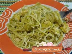 spaghetti al salmone fiori di zucca e pesto ricetta