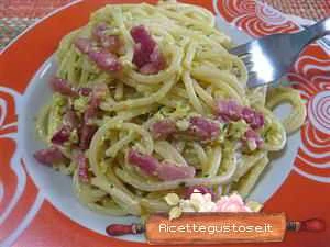 spaghetti alla carbonara con pesto di ortica ricetta