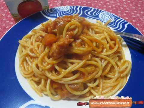 Spaghetti salsiccia melanzane e peperoni