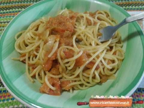 Spaghetti al pomodoro con pesto di zucchine e rucola