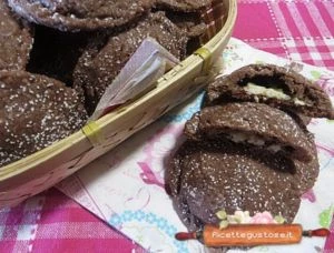 biscotti al cocco con cuore di cioccolato bianco