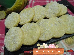 Biscotti gialli con pinoli e limoncello