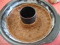 base di frolla sistemata nello stampo