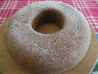 ciambella di frolla ripiena spolverizzata con zucchero a velo