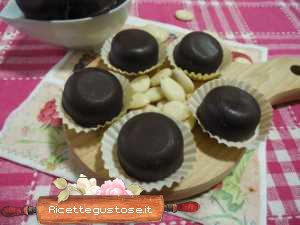 Cioccolatini cioccolato fondente mandorle e biscotti