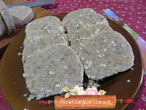 Salame cioccolato bianco noci e nocciole