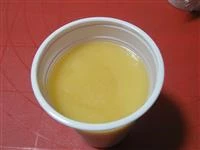 mettere il succo di fichi nei bicchieri
