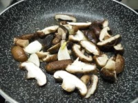 funghi shiitake trifolati immagine 2