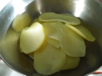 patate a fettine croccanti in forno immagine 2