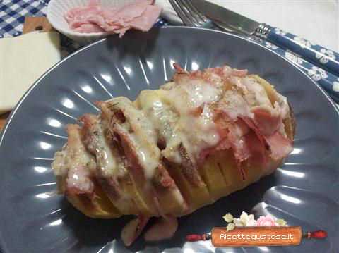 Patate hasselback prosciutto cotto e formaggio