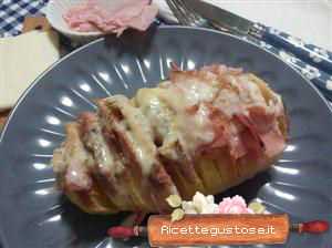 Patate hasselback prosciutto cotto e formaggio