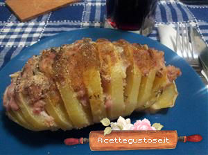 Patate hasselback salsiccia e formaggio