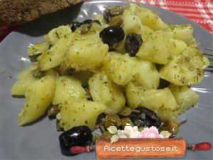 Patate al pesto di pistacchi con olive nere al forno