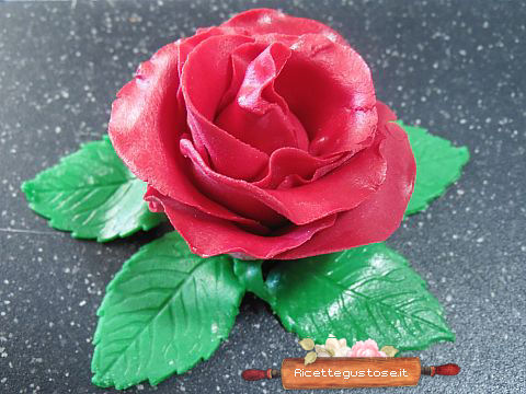 Rose rosse con pasta di zucchero e altre decorazioni con pdz