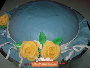 Torta a cappello con rose gialle