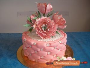 Torta con peonie e bordo tenica billowing