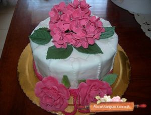 Torta decorata ortensia e rose in pasta di gomma