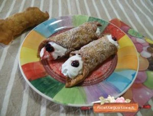 cannoli di frappe panna e frutti di bosco ricetta