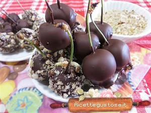 ciliegie al cioccolato e nocciole