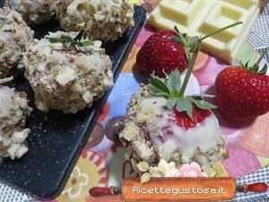 fragole ricoperte al cioccolato bianco nocciole