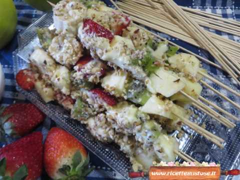 Spiedini di frutta fresca con cioccolato bianco e nocciole