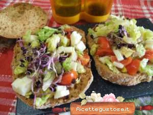 freselle little gem germogli di ravanello e marzolino ricetta