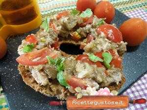 Freselle melanzane e pomodorini