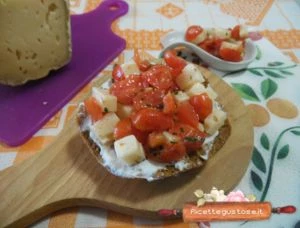 freselle con crema di ricotta spalmabile toma di grotta e pomodoro reisen rosso