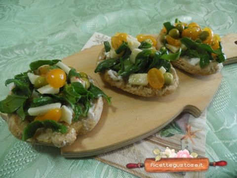 freselle spinaci pomodorini galapagos caprino al peperoncino