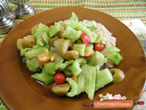 insalata cetriolo serpente peperone viola e pomodorini litchi