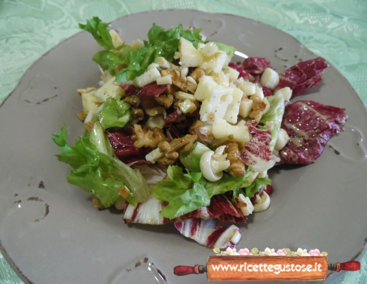 Insalata con funghi shimeji formaggio e noci