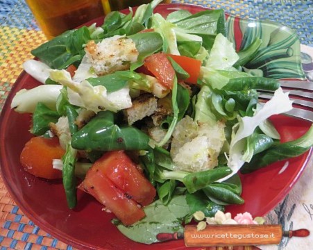 insalata gustosa con pane fritto