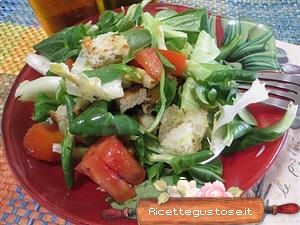 insalata gustosa con pane fritto