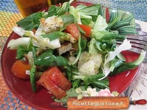 insalata gustosa con pane fritto sfiziosa