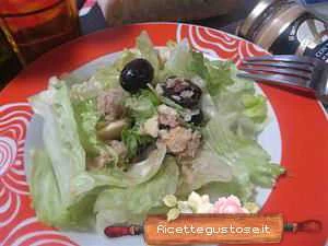 insalata iceberg e crostini di pane