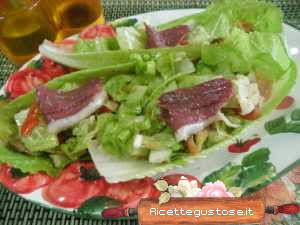 insalatona di pesce valeriana e carote viola