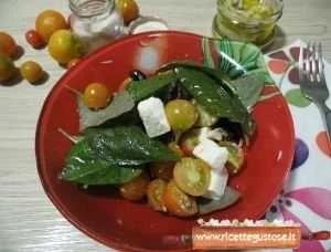 insalata pomodori feta greca sott'olio e foglie di amaranto