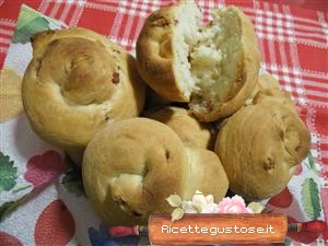 ricetta chiocciole di pane al salame
