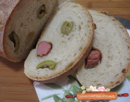 pane arrotolato wurstel e olive verdi