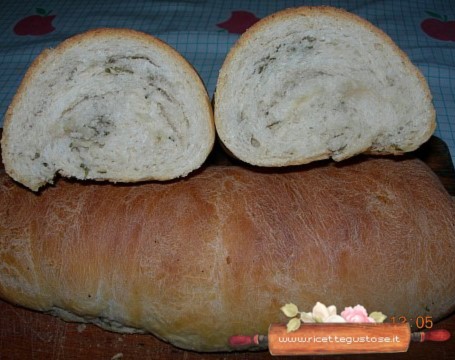 Pane arrotolato con le erbe aromatiche