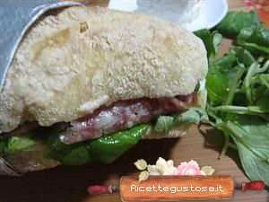 panino caprino valeriana e salame ricetta
