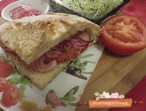 panino cipolle sotto aceto e germogli di porro