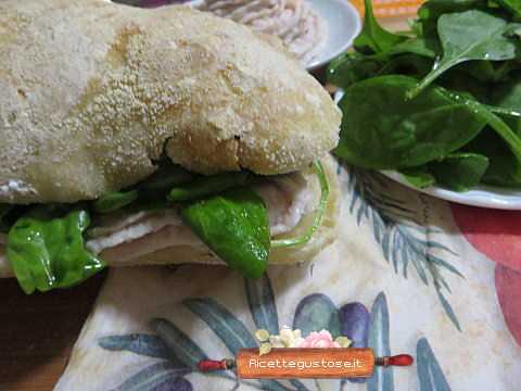 Panino farcito pate coniglio e spinaci