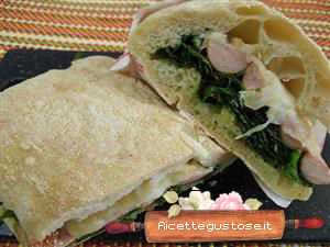 panino con wurstel e pecorino alla griglia