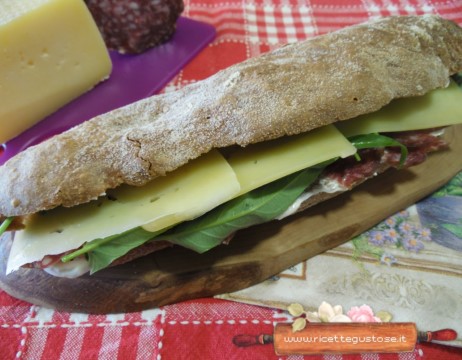 panino farcito con  salame alla cipolla e pecorino allo zafferano