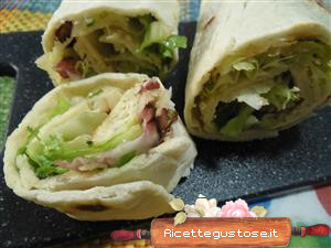 Piadina arrotolata insalata e raspadura